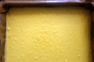 Prajitura turnata cu mere si biscuiti