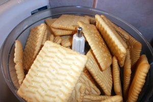 Prajitura turnata cu mere si biscuiti