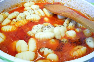 Gnocchi cu mozzarella in sos de rosii