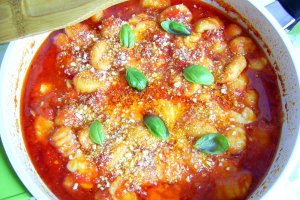 Gnocchi cu mozzarella in sos de rosii