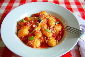 Gnocchi cu mozzarella in sos de rosii