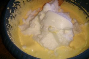 Prajitura cu mango caramelizat, crema de vanilie si frisca