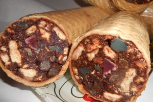 Rulada cu foi de napolitana, biscuiti si rahat