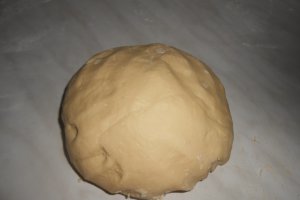 Fursecuri cu gem de caise si bezea
