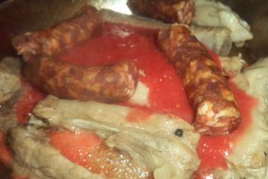 Coaste si carnati in sos de rosii cu pilaf de orez