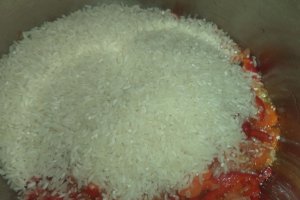 Coaste si carnati in sos de rosii cu pilaf de orez