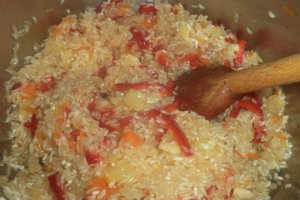 Coaste si carnati in sos de rosii cu pilaf de orez