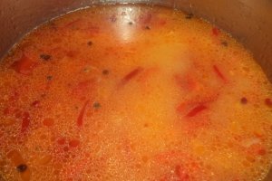 Coaste si carnati in sos de rosii cu pilaf de orez