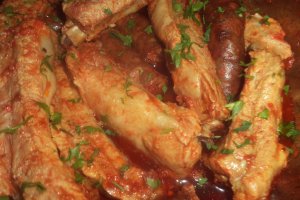 Coaste si carnati in sos de rosii cu pilaf de orez