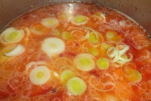 Coaste si carnati in sos de rosii cu pilaf de orez