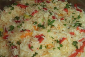 Coaste si carnati in sos de rosii cu pilaf de orez