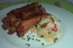 Coaste si carnati in sos de rosii cu pilaf de orez