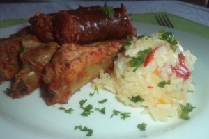 Coaste si carnati in sos de rosii cu pilaf de orez