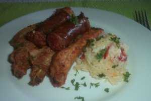 Coaste si carnati in sos de rosii cu pilaf de orez