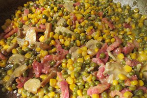Paste cu legume,pancetta si sos de usturoi