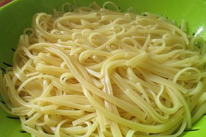 Paste cu legume,pancetta si sos de usturoi