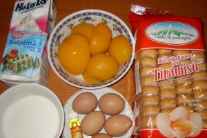 Tort cu mousse de piersici.