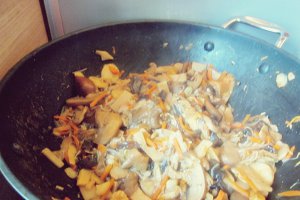PIEPT DE PUI, LEGUME CHINEZEȘTI ȘI TĂIȚEI STICLOȘI (DE OREZ)