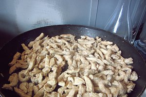 PIEPT DE PUI, LEGUME CHINEZEȘTI ȘI TĂIȚEI STICLOȘI (DE OREZ)