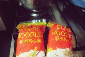 PIEPT DE PUI, LEGUME CHINEZEȘTI ȘI TĂIȚEI STICLOȘI (DE OREZ)