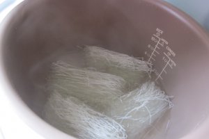 PIEPT DE PUI, LEGUME CHINEZEȘTI ȘI TĂIȚEI STICLOȘI (DE OREZ)