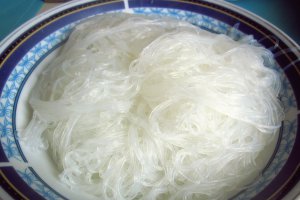 PIEPT DE PUI, LEGUME CHINEZEȘTI ȘI TĂIȚEI STICLOȘI (DE OREZ)
