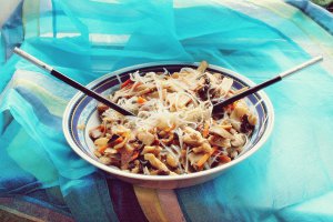 PIEPT DE PUI, LEGUME CHINEZEȘTI ȘI TĂIȚEI STICLOȘI (DE OREZ)