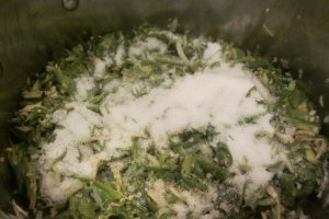 SALATĂ DE ARDEI IUȚI, ȚELINĂ, HREAN ȘI LĂMÂIE CONFIATĂ