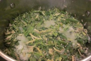 SALATĂ DE ARDEI IUȚI, ȚELINĂ, HREAN ȘI LĂMÂIE CONFIATĂ