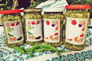 SALATĂ DE ARDEI IUȚI, ȚELINĂ, HREAN ȘI LĂMÂIE CONFIATĂ