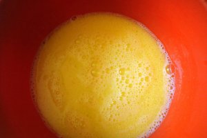 Checuri-aperitiv cu fasole, ardei copti, branza topita si carnati
