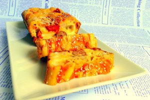 Checuri-aperitiv cu fasole, ardei copti, branza topita si carnati