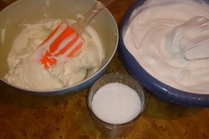 Tort cu crema mascarpone, visine si lime