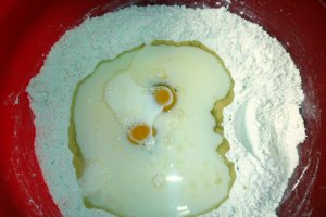 Cornuri pufoase cu mere si scortisoara