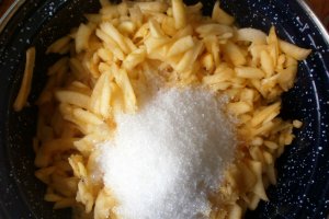 Cornuri pufoase cu mere si scortisoara