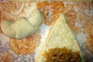 Cornuri pufoase cu mere si scortisoara
