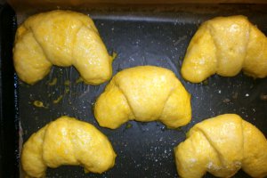 Cornuri pufoase cu mere si scortisoara