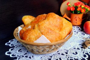 Cornuri pufoase cu mere si scortisoara