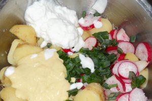 Salata de cartofi noi cu maioneza