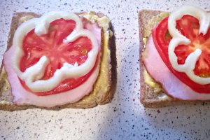 Sandvis cu pastrama de porc si cornuri pufoase cu gem de piersici