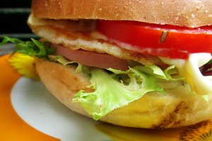 Sandwich cu ou si mortadella