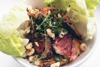 Taitei picanti cu Steak si Creveti lipiciosi in sos Hoisin
