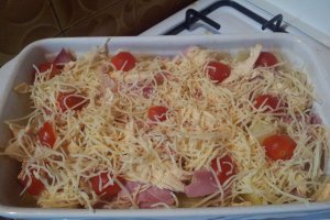Cartofi la cuptor cu piept de pui si branza