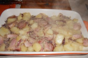 Budinca cu cartofi si pastrama de porc