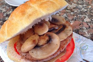 Sandvis cu hamburger de curcan,ciuperci si rosii