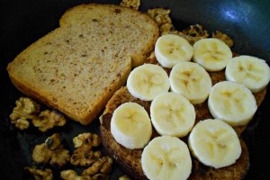 Sandwich cald cu banane, nuci și scorțișoară