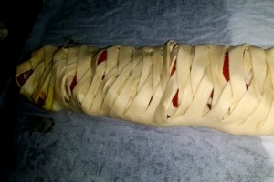 Rulada "cosiță" cu pesto