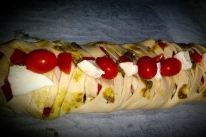 Rulada "cosiță" cu pesto