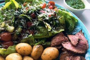 Steak Chimichurri cu salata crocanta si cartofi noi