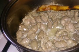 Orez cu pipote si inimi de pui